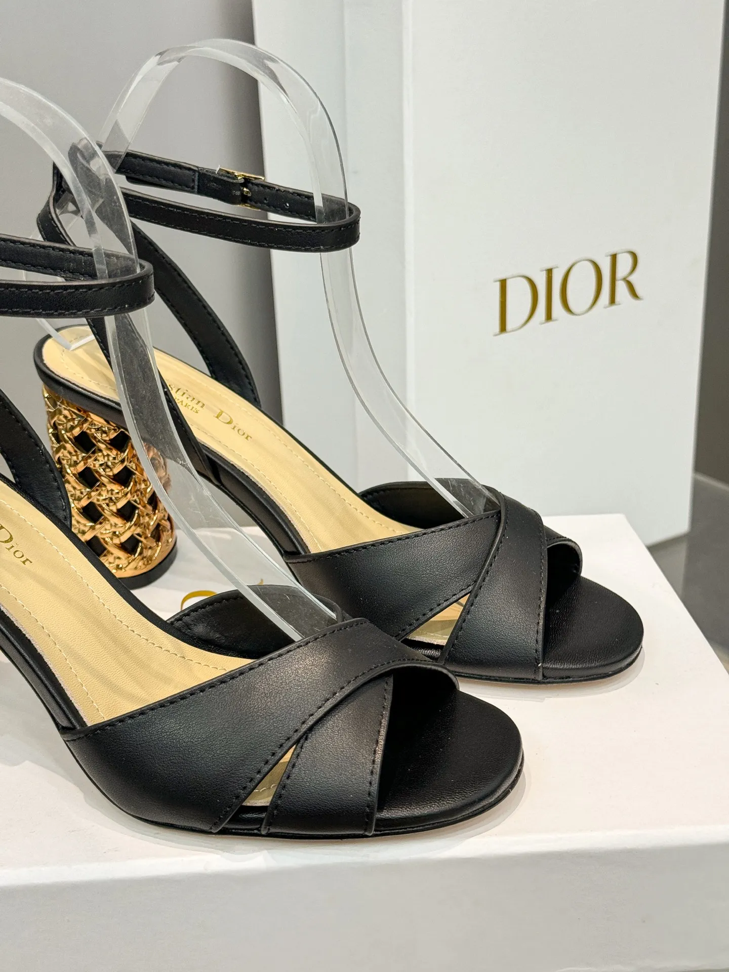 👟👟Ex-factory price 560👟👟 Dior 2024 autumn and winter new Icon series cylindrical heel ankle strap women's shoes CD star same style high-heeled round toe cross strap color matching sandals Material: imported full-grain calfskin upper + water-dyed sheepskin lining feet + Italian genuine leather outsole Heel height: 8.5CM Size: 35-42 Standard code (40.41.42. Customized, non-refundable)